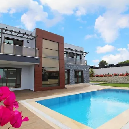 Dalyan'da, Triplex Muestakil, Havuzlu Villa